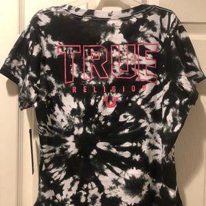 Black/white true religion shirt.